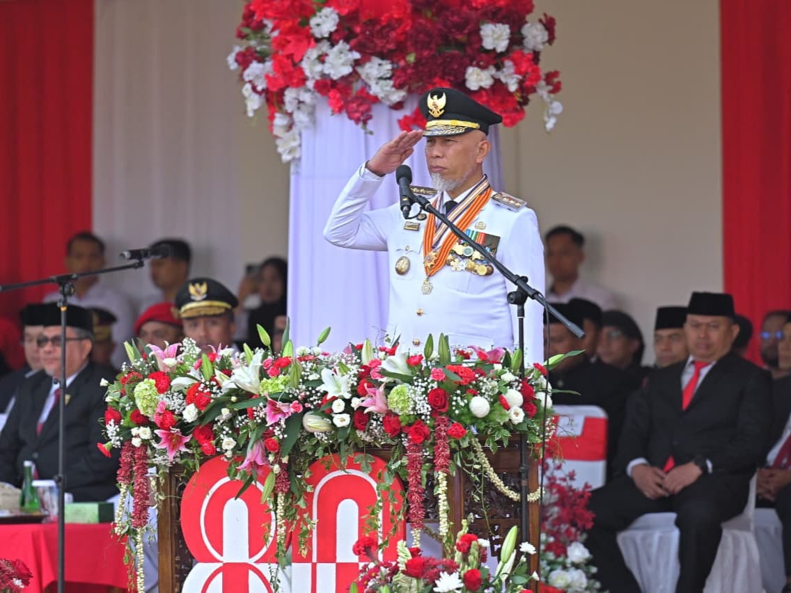 Gubernur Sumbar, Mahyeldi Ansharullah bertindak sebagai inspektur upacara HUT RI ke-80, Minggu (17/8/2025). Foto Adpsb. 