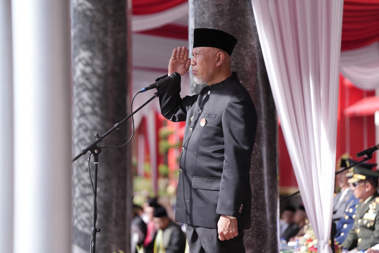 Gubernur Sumatera Barat, Mahyeldi, bertindak sebagai inspektur upacara peringatan Hari Kesaktian Pancasila dan Hari Jadi Sumatera Barat, Rabu (1/10/2025). Foto Adpsb. 