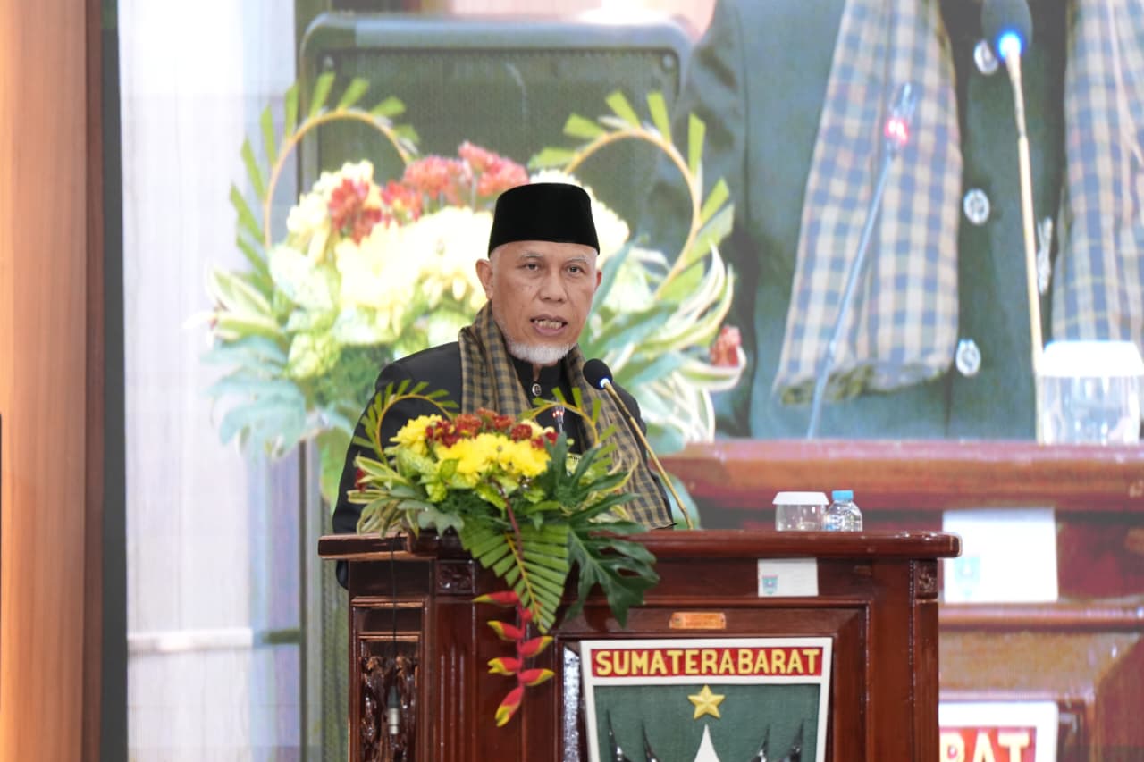 Gubernur Sumatera Barat Mahyeldi, menyampaikan pidato Hari Jadi Provinsi Sumbar ke-80 pada Rapat Paripurna Istimewa DPRD Sumbar, Rabu (1/10/2025). Foto Adpsb. 