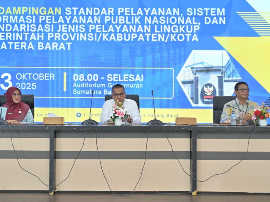 Sekretaris Daerah Provinsi Sumatera Barat, Arry Yuswandi (tengah) dalam kegiatan Pendampingan Standar Pelayanan (SP), Sistem Informasi Pelayanan Publik Nasional (SIPPN), Jumat (3/10/2025). Foto Adpsb. 