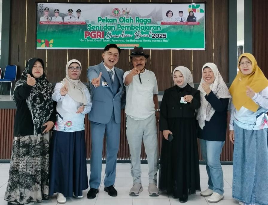 Juara solo song Porsenijar Sumbar berfoto bersama Ketua PGRI Sijunjung Syaiful Husein