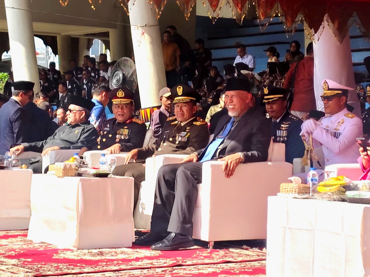 Gubernur Sumatera Barat Mahyeldi saat menghadiri Upacara Peringatan HUT TNI ke-80 tahun 2025 di lapangan Imam Bonjol Padang. Foto Adpsb.