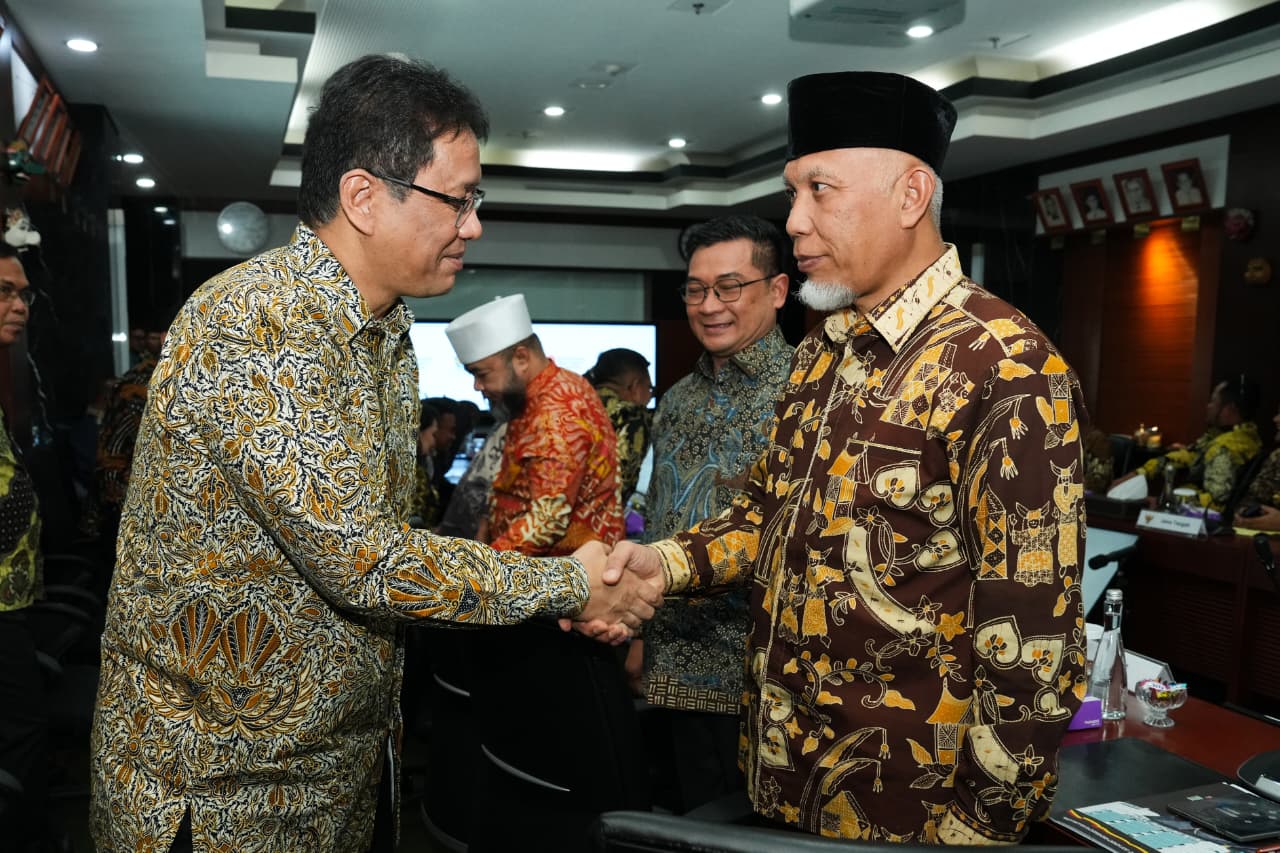 Gubernur Sumatera Barat Mahyeldi bersalaman dengan Menteri Keuangan Purbaya Yudhi Sadewa, dalam satu pertemuan di Jakarta. Foto Adpsb. 