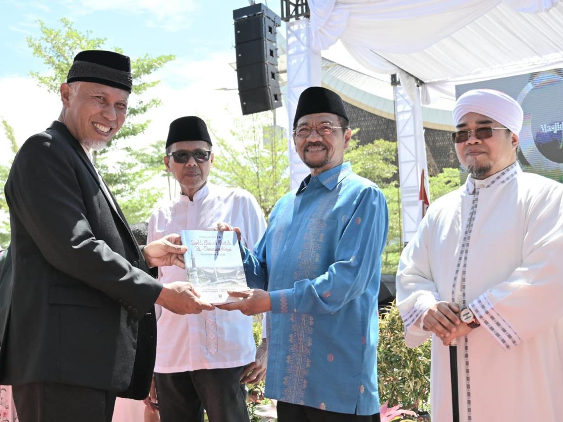 Gubernur Sumatera Barat Mahyeldi (kiri) bersama mantan Gubernur Irwan Prayitno, Gamawan Fauzi dan Ketua MUI, Gusrizal Gazahar. Foto Adpsb. 