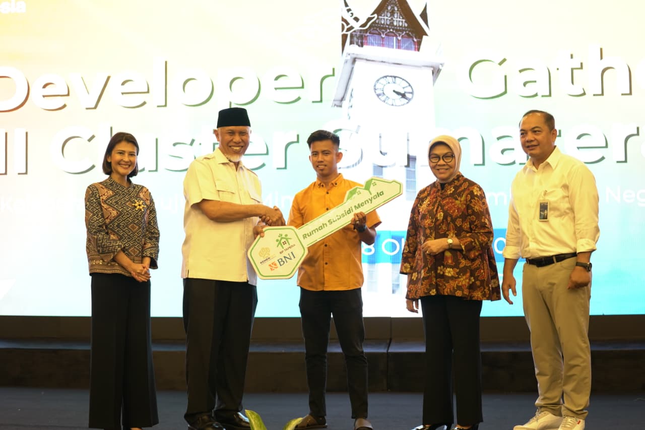 Gubernur Sumatera Barat Mahyeldi menyerahkan kunci rumah secara simbolis kepada warga penerima. Foto Adpsb. 