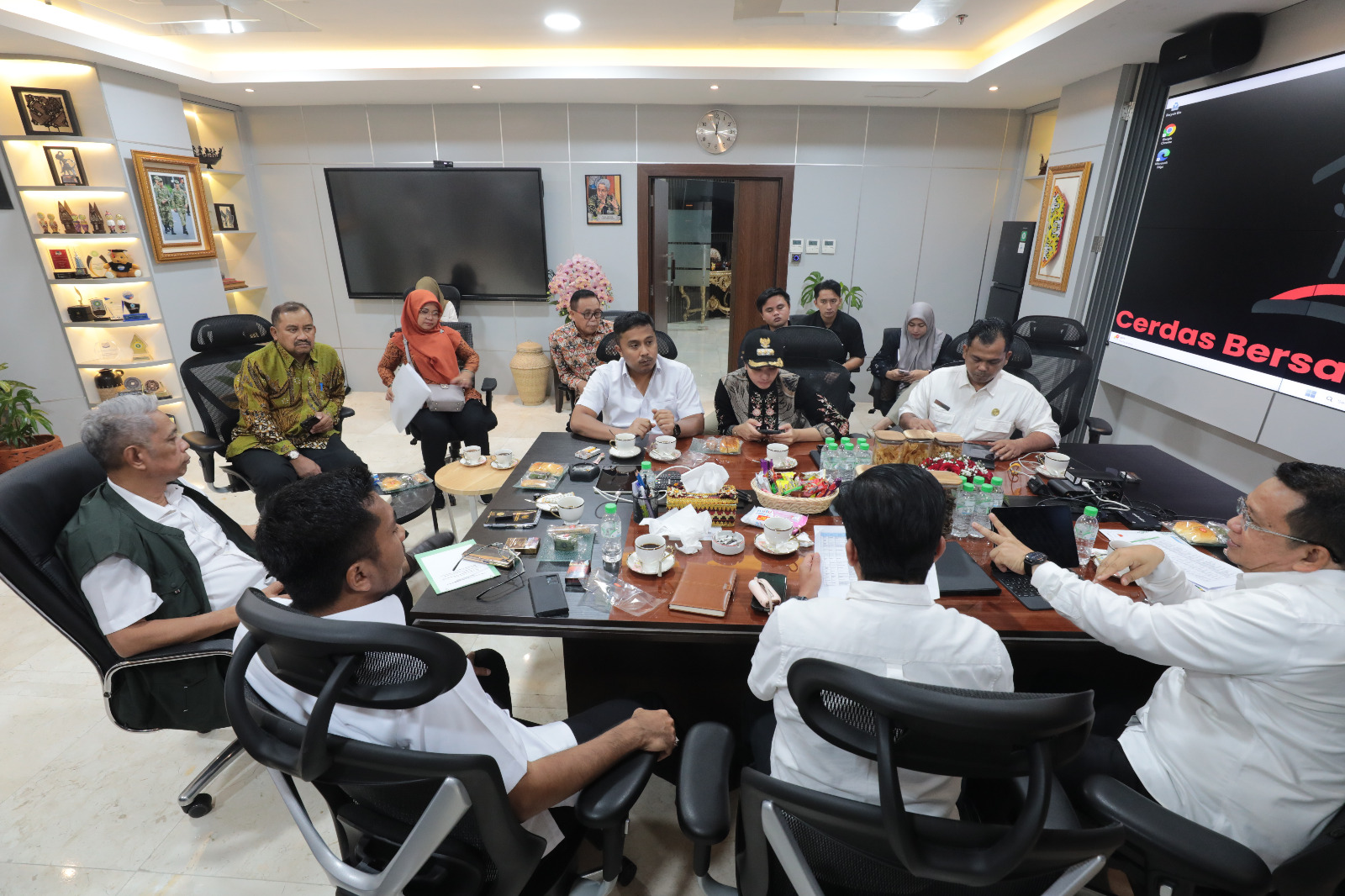 Wakil Gubernur Sumatera Barat Vasko Ruseimy, dalam pertemuan pembahasan Sekolah Rakyat di Kementerian Sosial di Jakarta. Foto Adpsb. 