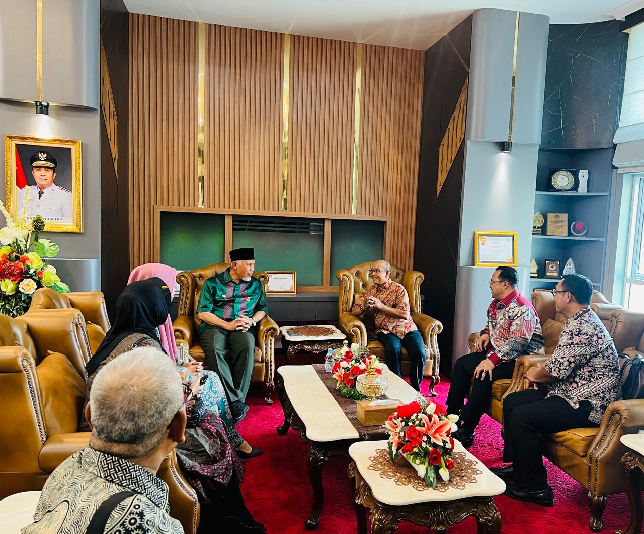 Gubernur Sumatera Barat Mahyeldi, saat menerima pengurus PBRTV Sumbar, di ruang kerjanya, Kamis (9/10/2015). Foto Rafles.