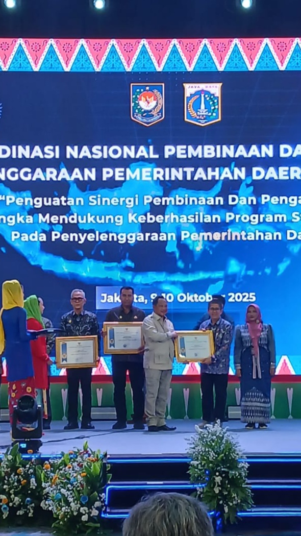 Mendagri Tito Kanarvian menyerahkan kepada Andri Yulika. Foto Adpsb. 