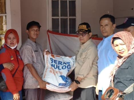 Kepala Dinas Sosial Sumatera Barat, Syaifullah, menyerahkan bantuan beras 317 kg beras reguler untuk warga terdampak kebakaran di Padang. Foto Adpsb. 