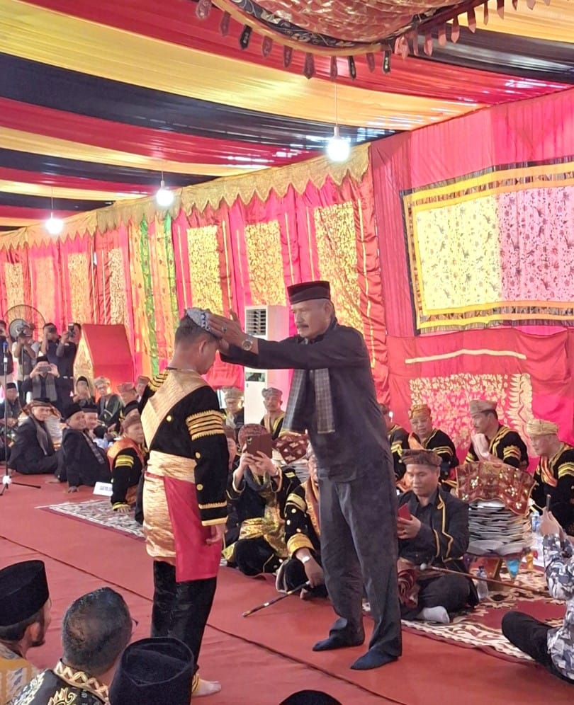 Prosesi malewakan gala adat Minangkabau, Fauzi Bahar sebagai Penghulu Suku Koto. Foto Ist