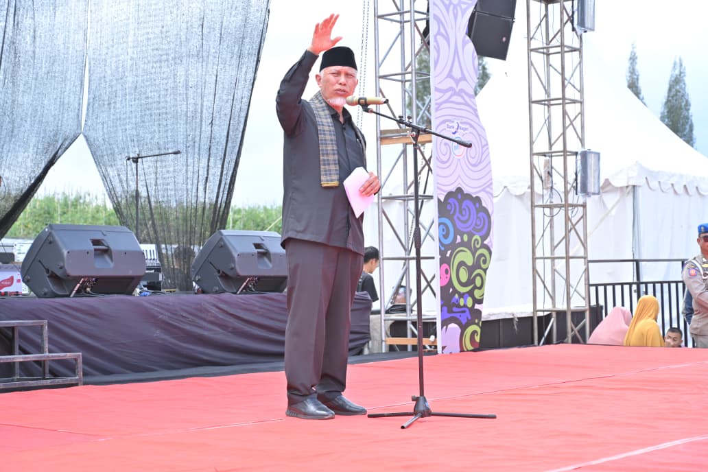 Gubernur Sumatera Barat Mahyeldi Ansharullah, membuka secara resmi Fetival 5 Danau di kabupaten Solok. Foto Adpsb.