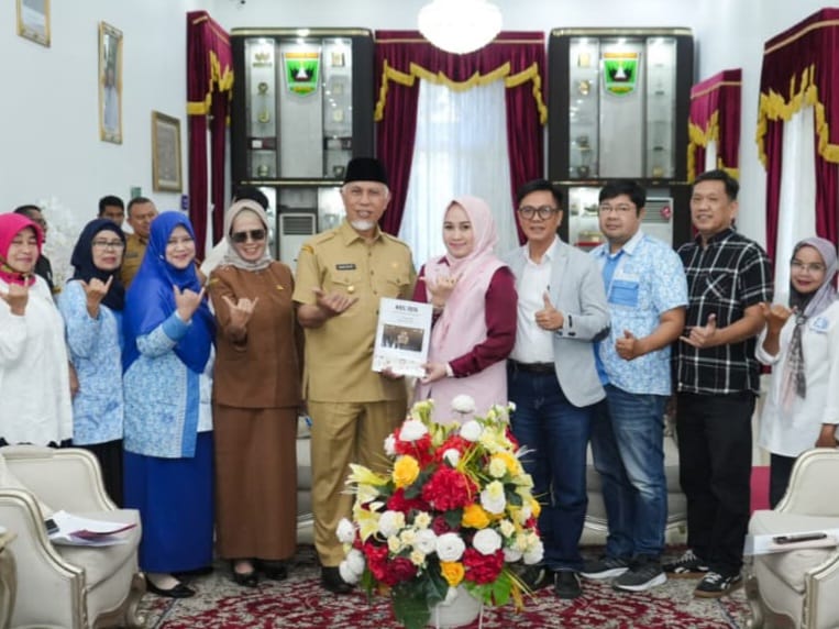 Gubernur Sumbar Mahyeldi, menerima audiensi DPD ASITA Sumatera Barat, Senin (13/10/2025). Foto Adpsb.