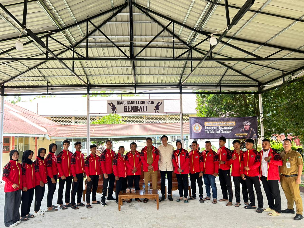 Wakil Gubernur Sumatera Barat Vasko Ruseimy, yang juga Ketua IPSI Sumbar, Wakil Ketua KONI Fikri Haldi, melepas kontingen Sumbar ke PON Beladiri 2025, Kudus, Jawa Tengah. Foto Adpsb.