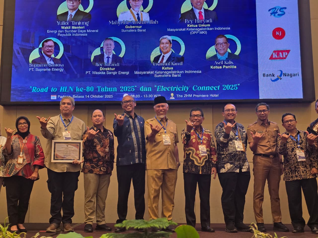 Gubernur Sumbar Mahyeldi (berkopiah), dalam acara Forum Investasi MKI Sumbar di Hotel The ZHM Premiere Padang, Selasa (14/10/2025). Foto Adpsb.
