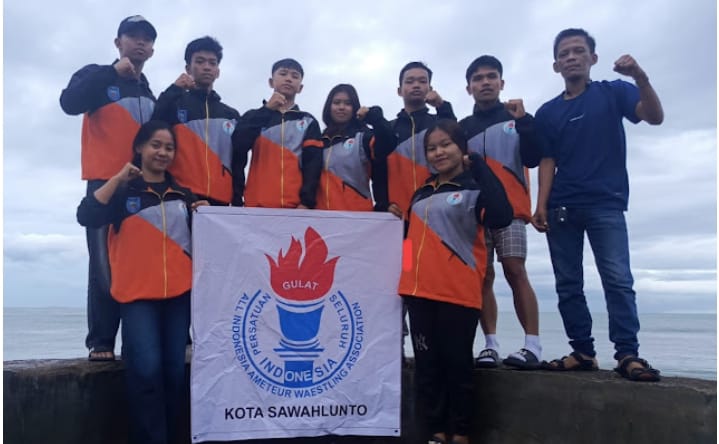 Tim Gulat Sawahlunto berpose bersama dengan bangga. Dua atlet putri terbaik, Aisyah Rona Aprillia dan Nabila Andriani, siap mengukir sejarah sebagai wakil pertama dari Sawahlunto yang akan berlaga di Pekan Olahraga Pelajar Nasional (Popnas) 2025 di Jakart