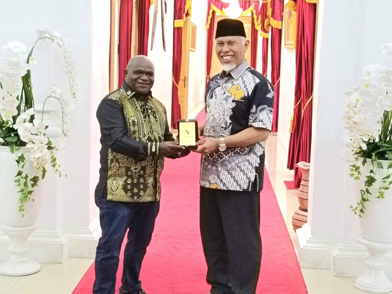 Gubernur Sumatera Barat Mahyeldi Ansharullah, menerima kunjungan Menteri HAM Natalius Pigai di Istana Gubernur di Padang. Foto Adpsb. 