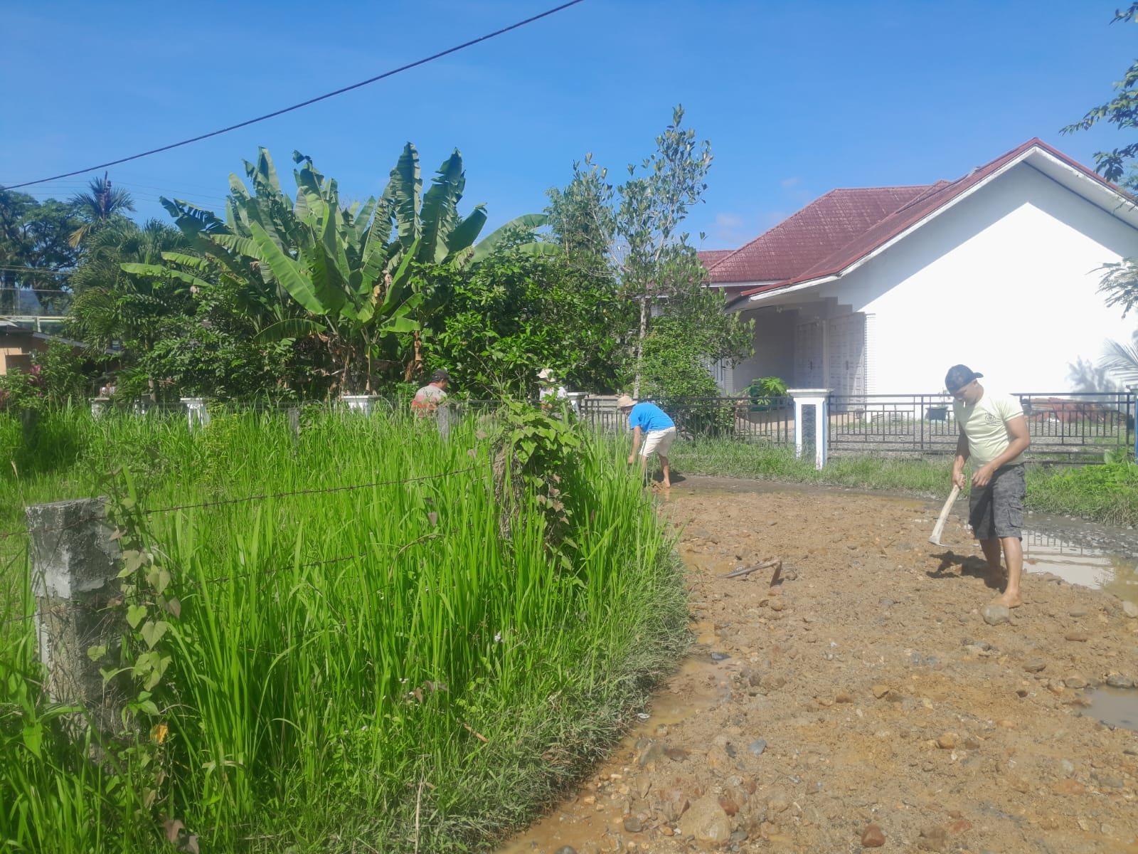 Warga Perum Tamber Indah Lubuk Sikaping Goro perbaiki jalan