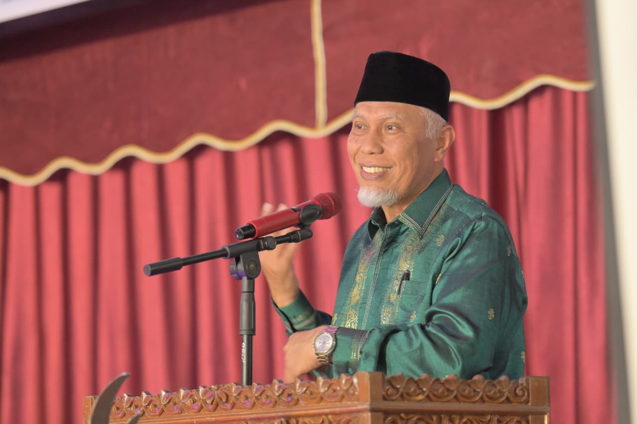Gubernur Sumbar Mahyeldi menyampaikan sambutan ketika membuka The 14th Batik Birru SMA Negeri 1 Padang Panjang. Foto Adpsb.
