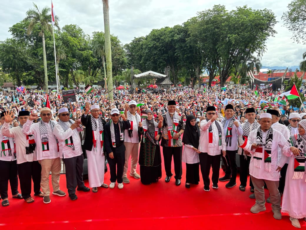 Gubernur Sumbar Mahyeldi bersama ribuan warga dalam aksi damai Bela Palestina di halaman kantor Gubernur, Minggu (19/10/2025). Foto Adpsb. 