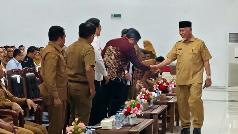 Gubernur Sumatera Barat Mahyeldi menyalami peserta sebelum membuka Rakor Perekonomian Sumbar, di Padang, Senin (20/10/2025). Foto Adpsb.