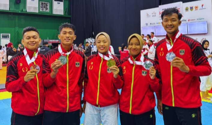 Pose kemenangan lima atlet Kempo Sumbar yang sukses meraih total 1 emas, 3 perak, dan 1 perunggu di PON Bela Diri 2025 di Kudus Jawa Tengah. (foto/istimewa)