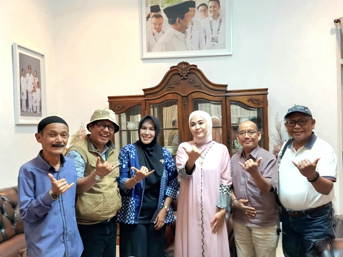 Ketua BKOW Sumbar, Ny. Dianita Maulin Vasko, yang ternyata juga Alumni Bintang Radio, menerima audiensi Pengurus Perkumpulan Bintang Radio dan Televisi (P-BRTV) Sumbar di kediamannya. Foto Rafles.