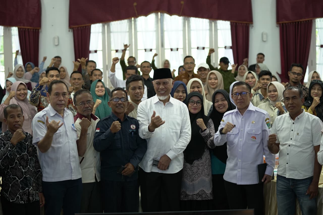 Gubernur Sumbar Mahyeldi bersama perwakilan BUMDesa, peserta Rapat Koordinasi, di Padang, Rabu (22/10/2025). Foto Adpsb.