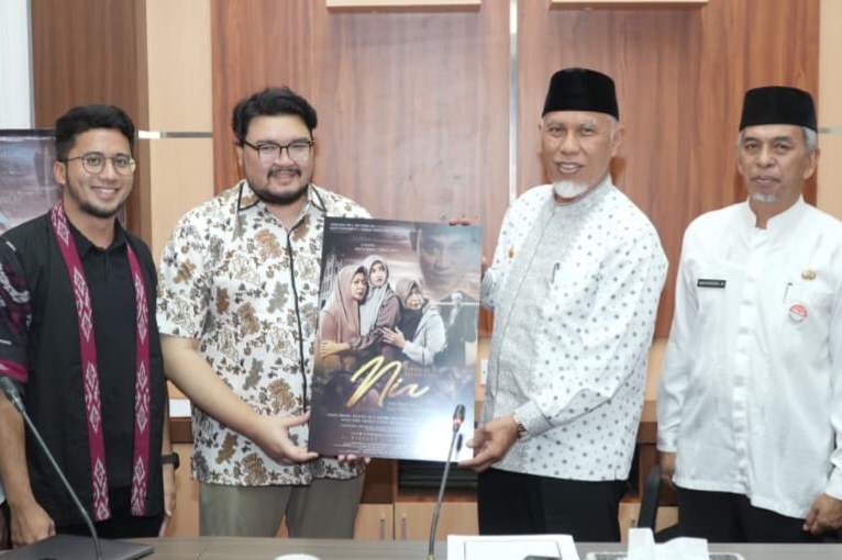 Gubernur Sumatera Barat Mahyeldi menerima audiensi Production House Smaradana Pro, tim kreatif di balik film “Nia, Gadis Minang Penjual Gorengan”, Jumat (24/10/2025). Foto Adpsb.