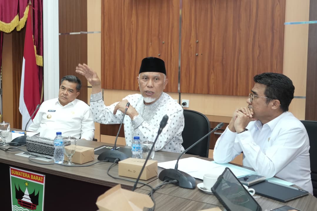 Gubernur Sumatera Barat, Mahyeldi, saat rapat membahas penataan kawasan dan pembangunan infrastruktur di Padang Lua, Kabupaten Agam, Jumat (24/10/2025) di Padang. Foto Adpsb.