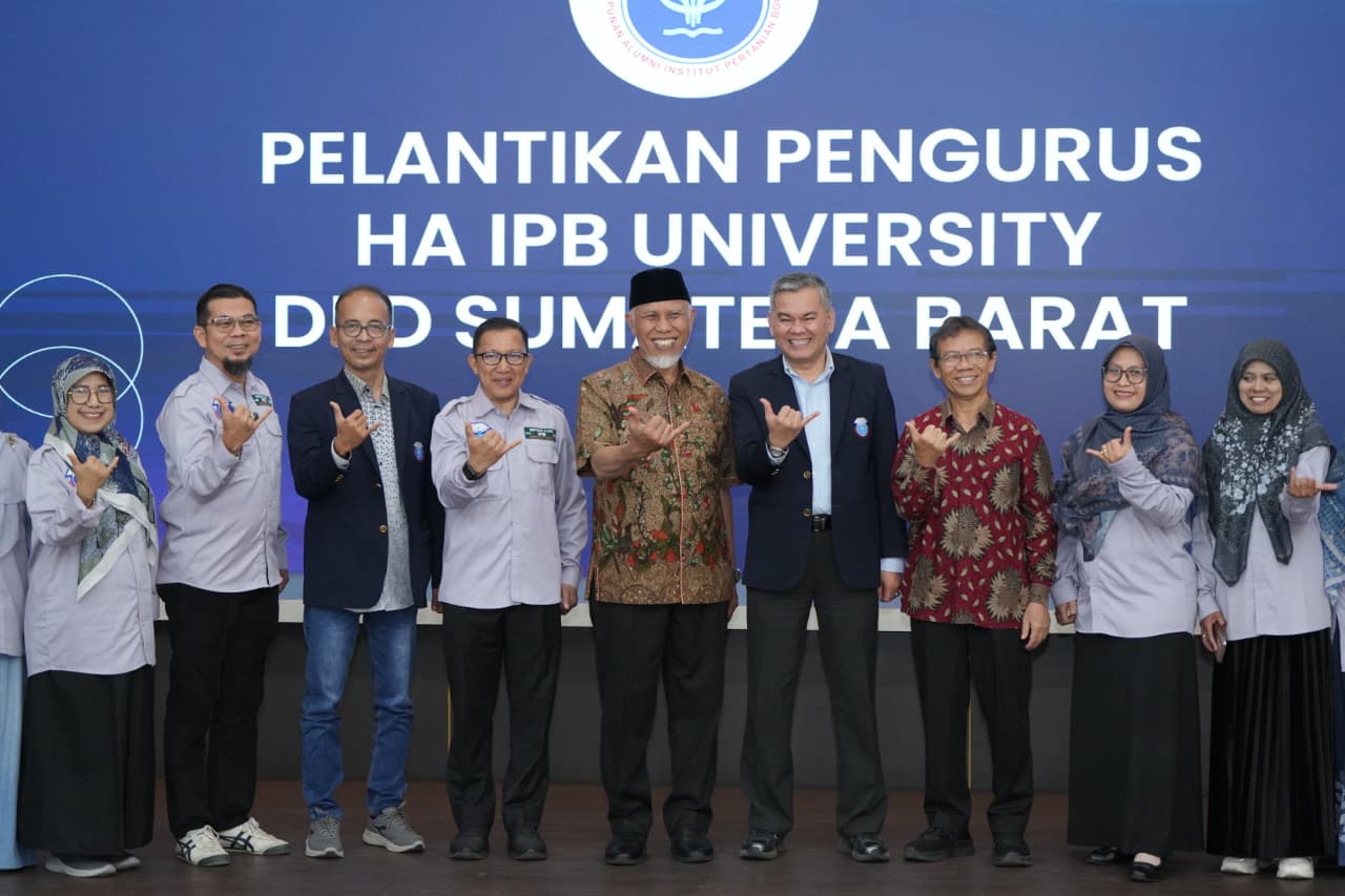 Gubernur Sumatera Barat Mahyeldi Ansharullah, bersama Himpunan Alumni IPB di Sumbar, Sabtu (14/10/2025). Foto Adpsb
