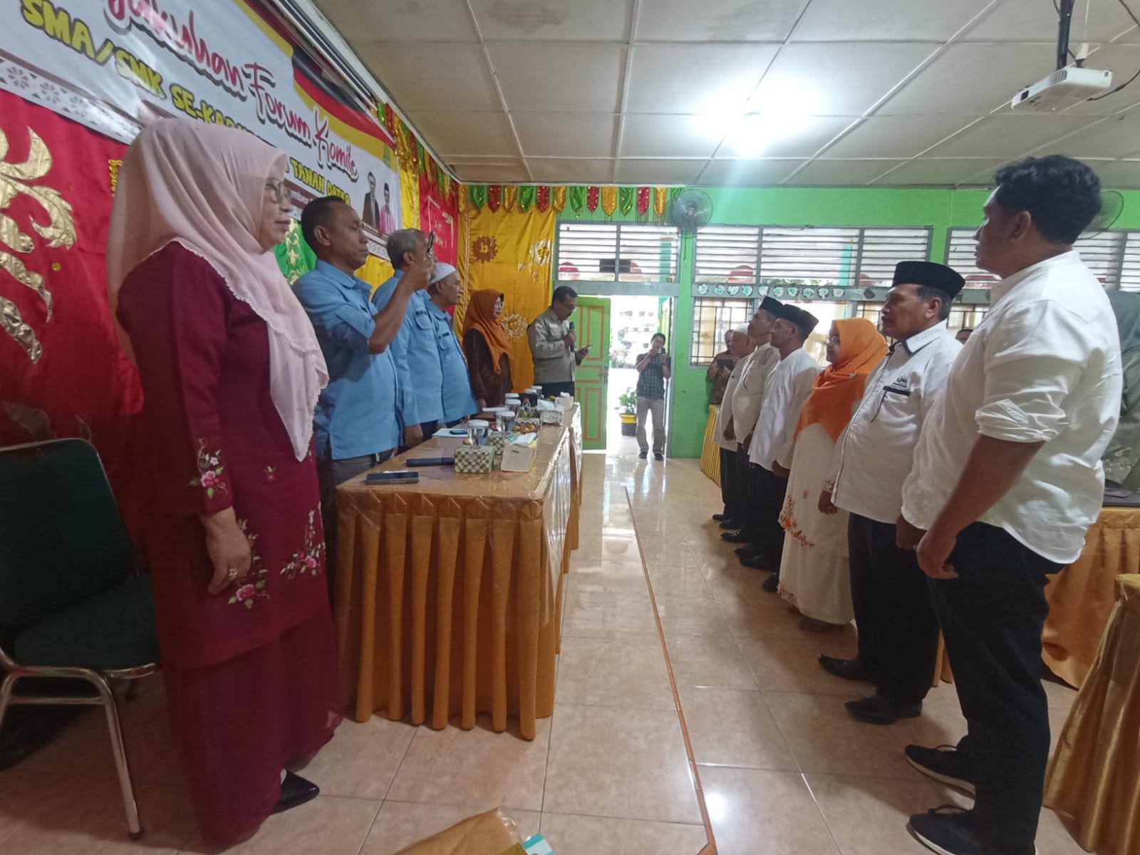 Kacabdin Wilayah IV Syafruddin lantik Forum Komite SMA/SMK Kabupaten Tanahdatar.