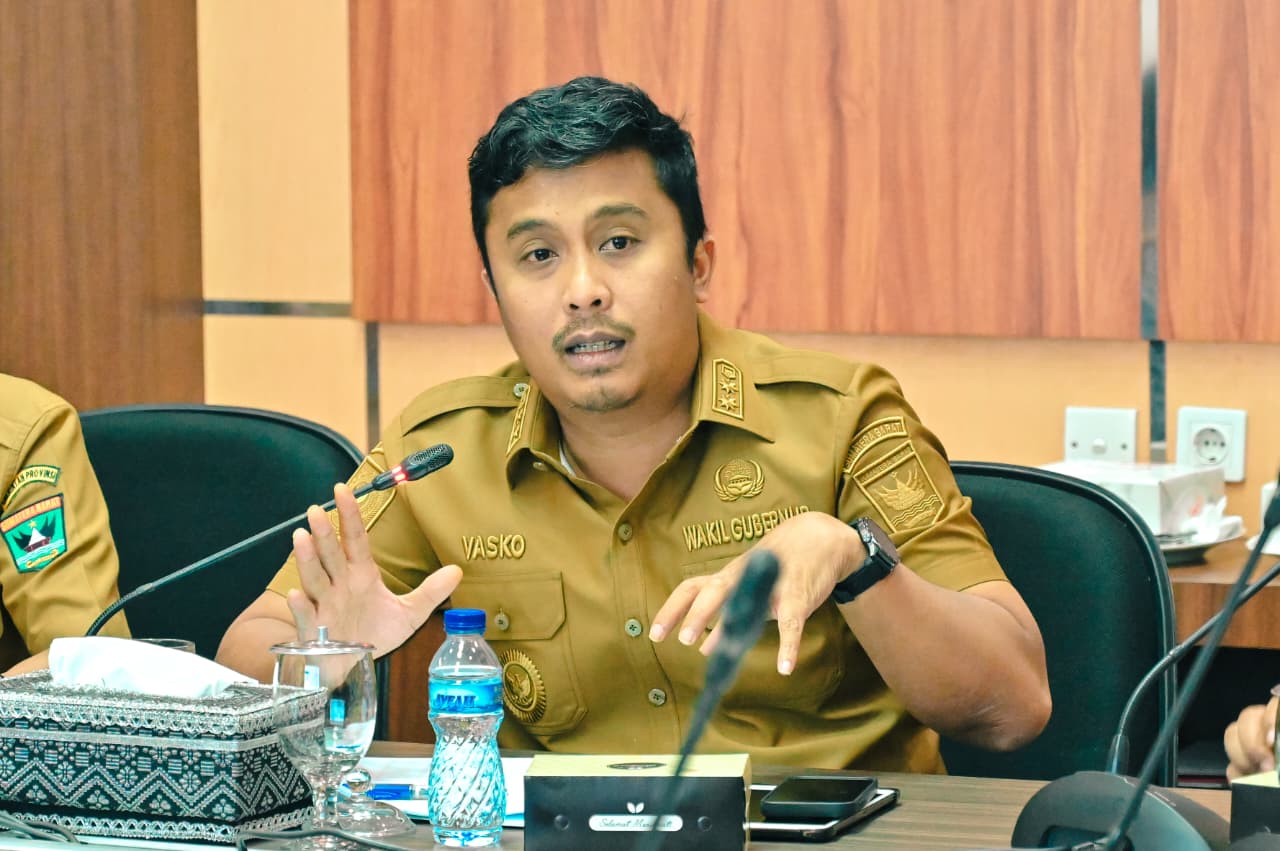 Wagub Vasko Ruseimy saat memimpin rapat lanjutan proyek Tol Trans Sumatera ruas Pekanbaru–Padang di Istana Gubernuran, Senin (3/11/2025). Foto Adpsb. 