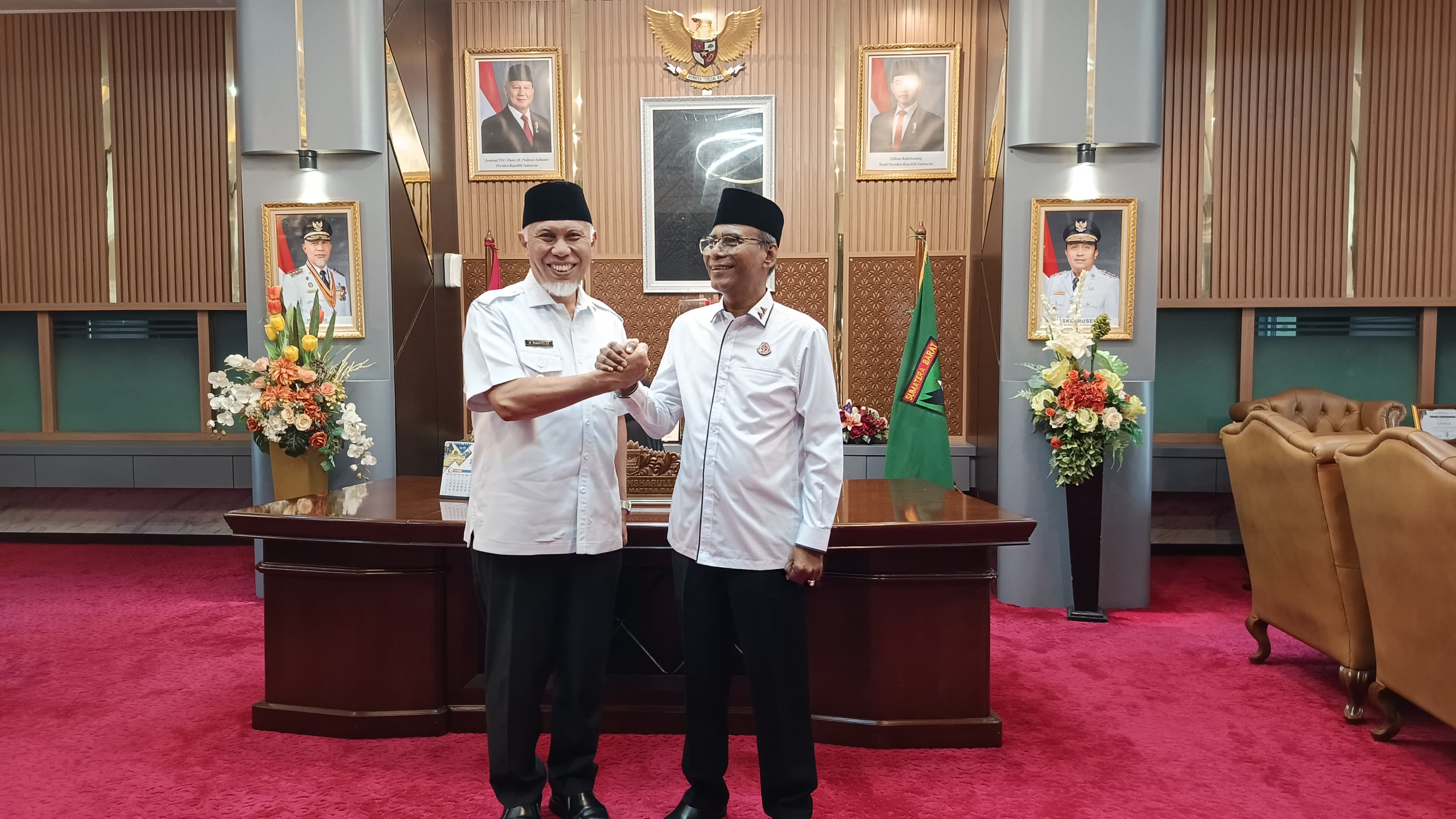 Gubernur Sumatera Barat, Mahyeldi Ansharullah, dan Kepala Kejaksaan Tinggi (Kajati) Sumbar yang baru, Muhibuddin, di ruang kerjanya, Rabu (5/11/2025). Foto Adpsb.