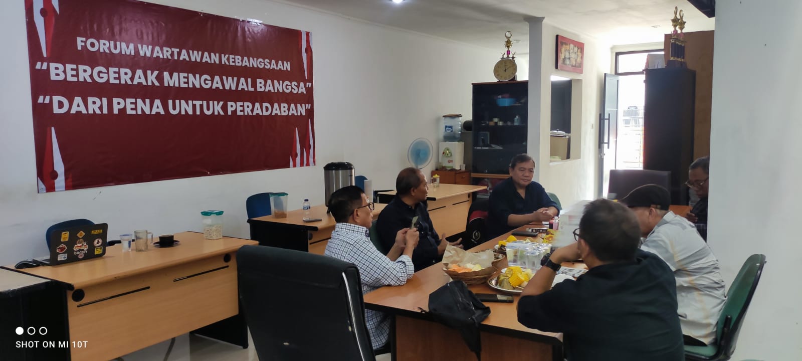 Diskusi Forum Wartawan Kebangsaan berlangsung hangat saat membahas pasal 8 UU No.40/1999 di Jakarta, Rabu (5/11/2025). Foto Fwk.