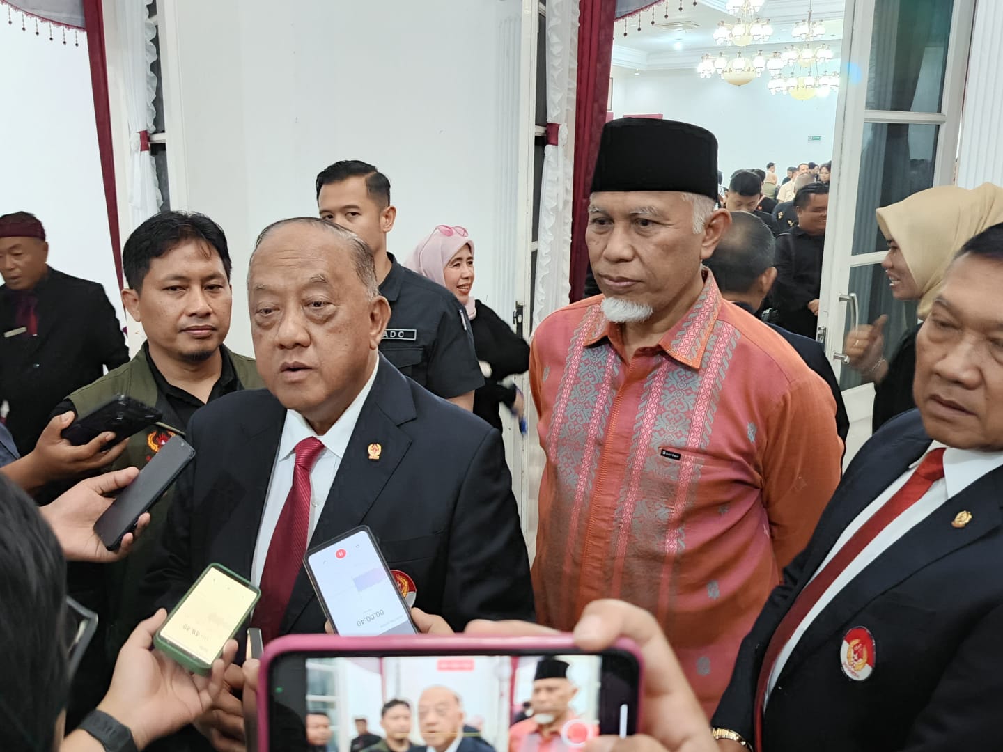 Ketua Umum KONI Pusat, Marciano Norman, memberi keterangan Pers setelah melantik Hamdanus sebagai Ketua KONI Sumbar di Padang, Rabu (5/11/2024) malam. Foto Adpsb. 