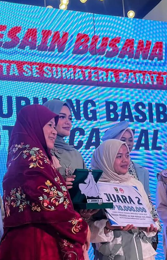 Miftahul Riski saat menerima tropi dan penghargaan.