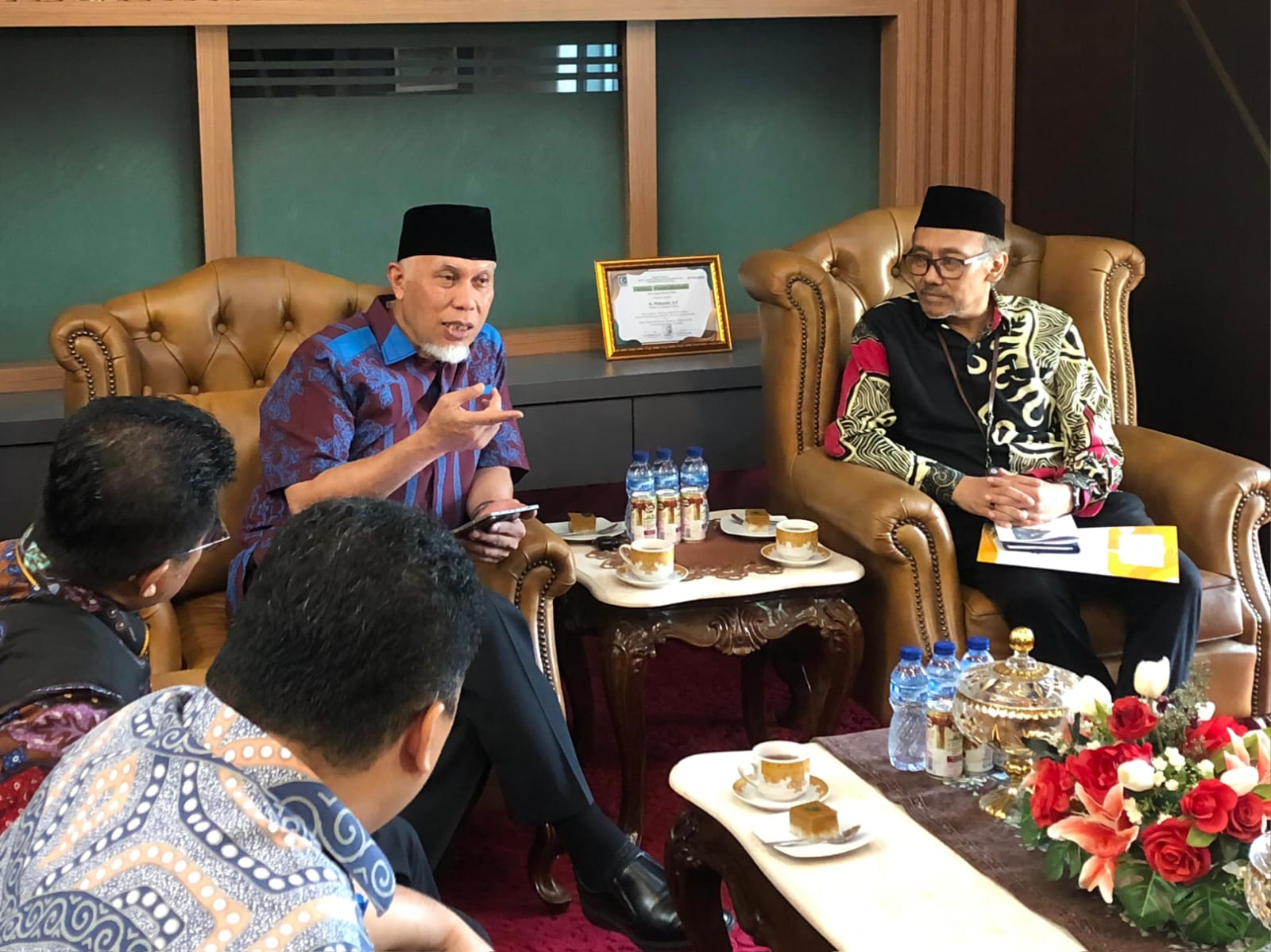 Gubernur Sumatera Barat Mahyeldi Ansharullah menerima Kepala Badan Pusat Statistik (BPS) Sumbar, Sugeng Arianto, bersama jajaran di Padang. Foto Adpsb. 