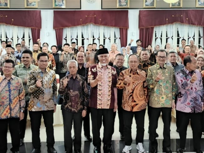 Gubernur Sumbar, Mahyeldi, bersama sebagian anggota Forum Majelis Wali Amanat Perguruan Tinggi Negeri Berbadan Hukum (MWA PTN-BH) se-Indonesia di Padang. Foto Adpsb.