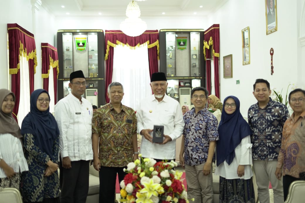 Gubernur Sumbar Mahyeldi menerima Prof. Salman dari ITB terkait pengabdian masyarakat ITB di Istana Gubernuran, Jumat (7/11/2025). Foto Adpsb. 