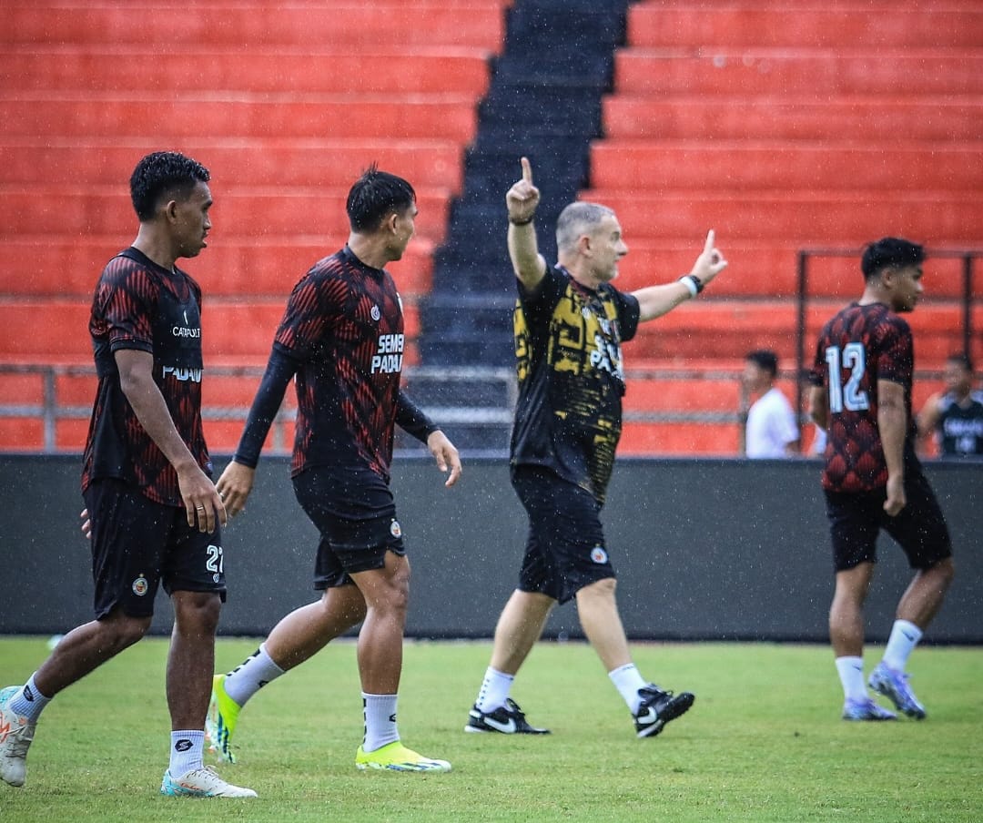 Dejan Antonic saat memimpin latihan SPFC jelang hadapi Borneo FC (Foto: @semenpadangfc.id)