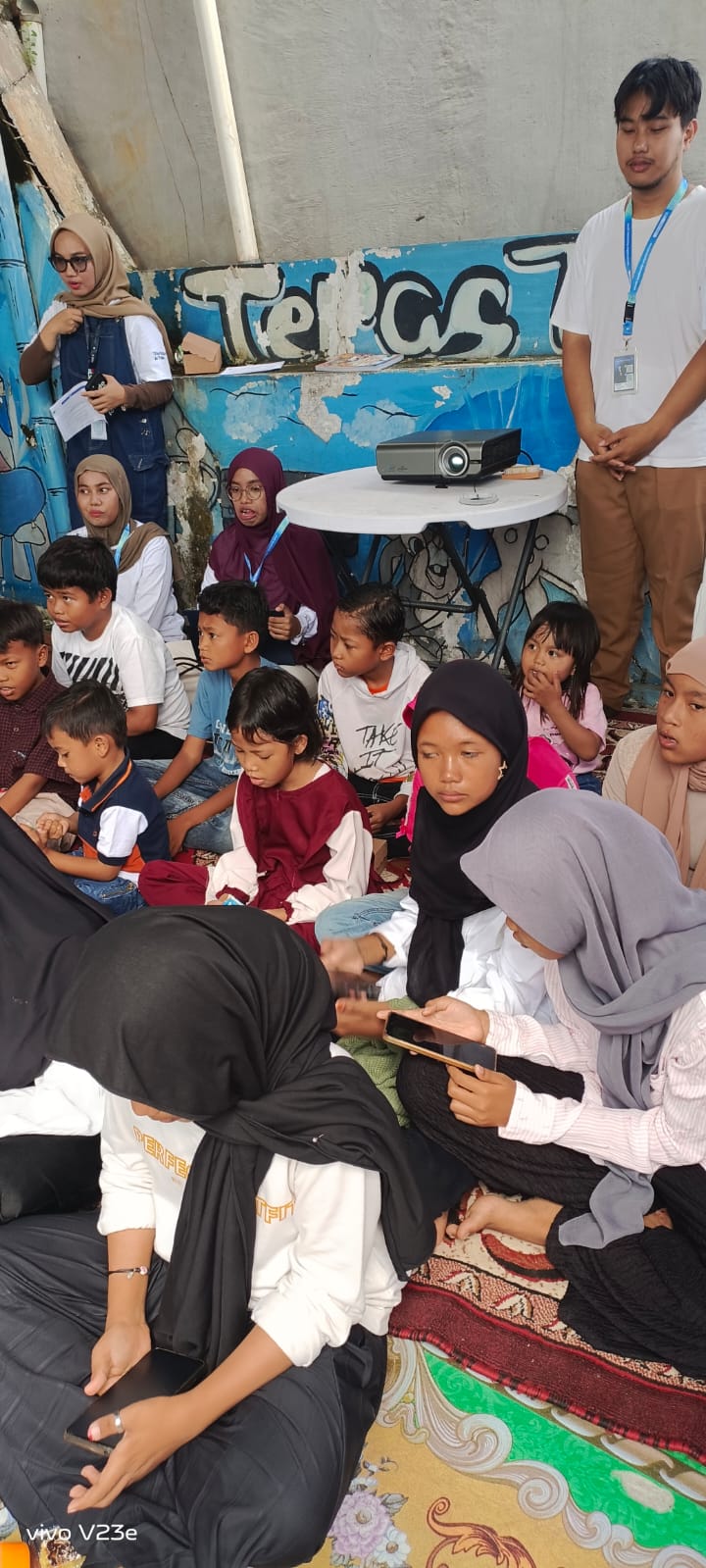 Komunita Kementerian Keuangan dalam suasana berbagi ilmu literasi keuangan di Rumah Baca Teras Talenta Padang. Foto ist.