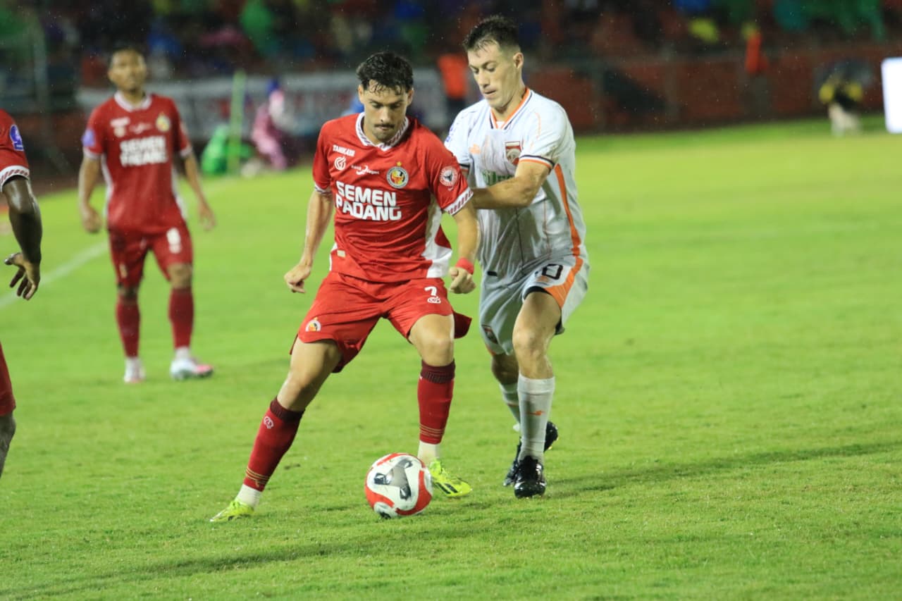 Peralta (putih) sukses beri kekalahan ke-9 untuk Semen Padang FC