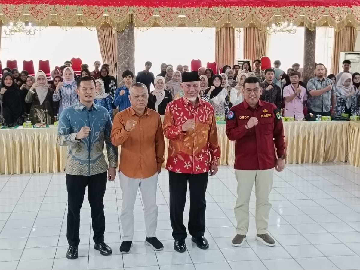 Gubernur Sumatera Barat, Mahyeldi Ansharullah, (berkopiah) membuka Pelatihan Kewirausahaan Pemuda Angkatan II Tahun 2025 di Bukittinggi. Foto Adpsb. 