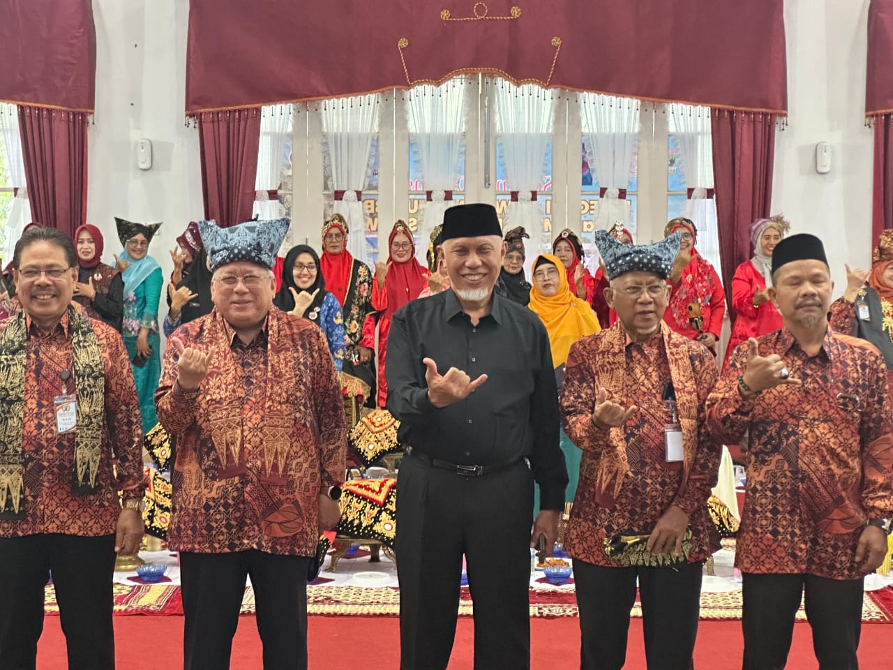 Gubernur Sumbar Mahyeldi (baju hitam) bersama rombongan lawatan Muhibbah dan Madani Roadshow Malaysia di Auditorium Istana Gubernuran Sumbar, Senin (10/11/2025). Foto Adpsb. 
