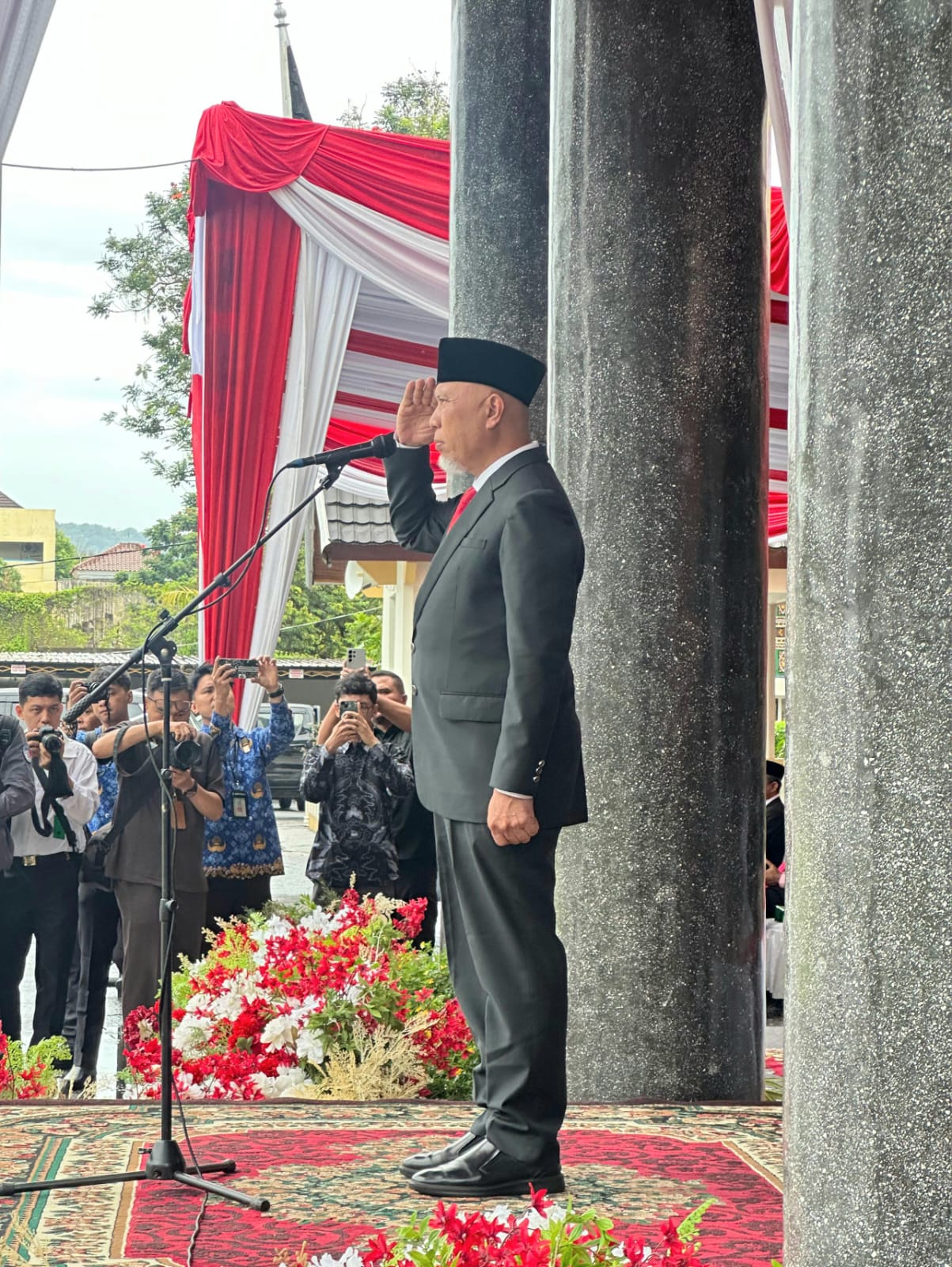 Gubernur Sumatera Barat Mahyeldi, memimpin upacara Peringatan Hari Pahlawan 10 November 2025 di halaman kantor Gubernur di Padang. Foto Adpsb. 
