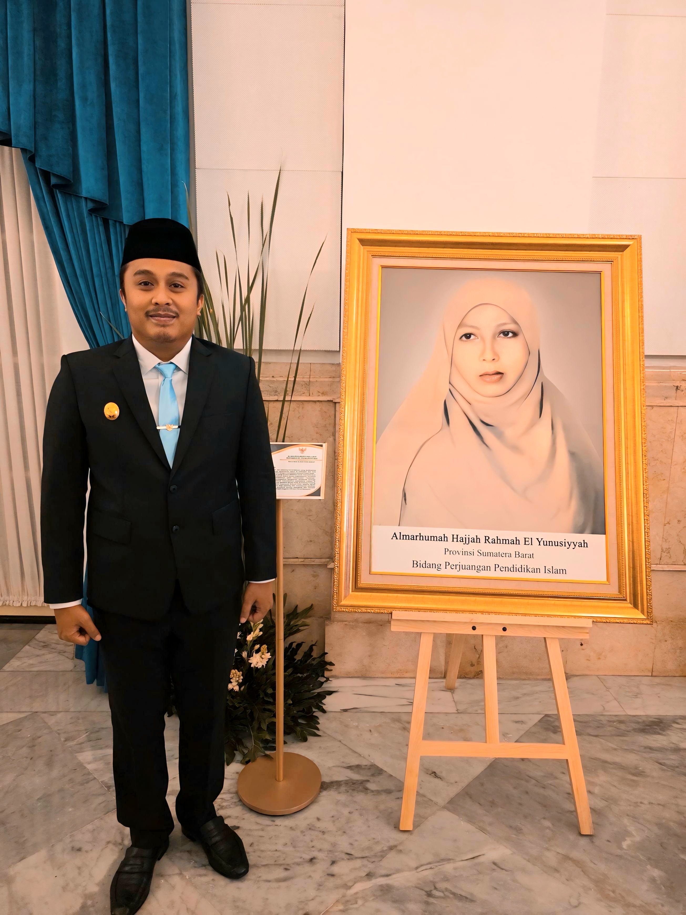 Wakil Gubernur Sumatera Barat, Vasko Ruseimy, bangga disamping foto Rahmah El Yunusiyah, tokoh pendidikan Diniyah Putri Padang Panjang yang sudah ditetapkan sebagai Pahlawan Nasional tahun 2025 ini. Foto Adpsb. 