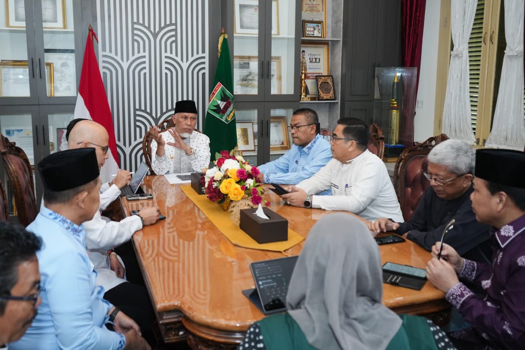 Gubernur Sumatera Barat Mahyeldi (tengah), dalam rapat internal pemda di Jakarta. Foto Adpsb. 