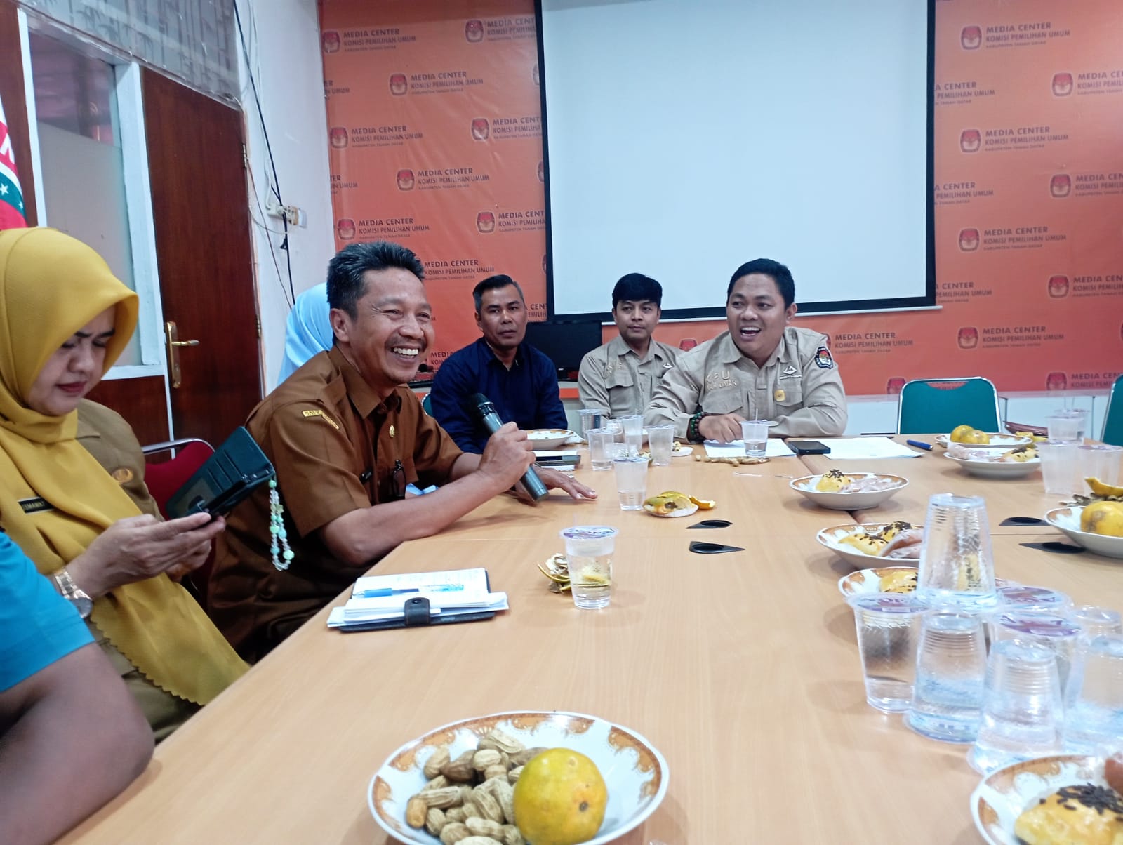 Ketua KPU Dicky Andrika dengarkan masukan Kadisdukcapil Agusril dalam FKP. 