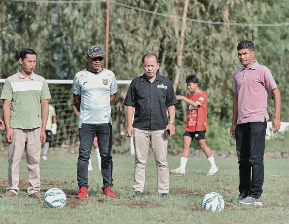 Wali Nagari Taluak IV Suku Muhammad Fadhli (paling kanan) saat pembukaan SFA Cup September lalu