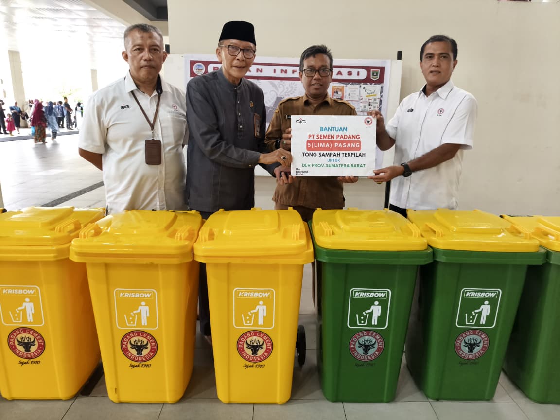 Kepala Unit CSR PT Semen Padang, Idris (kanan), menyerahkan tong sampah terpilah kepada Kepala Kantor Masjid Raya Syekh Ahmad Khatib Al-Minangkabawi, Herius Nasir. Penyerahan bantuan tersebut turut disaksikan oleh Kepala Dinas Lingkungan Hidup (DLH) Provi